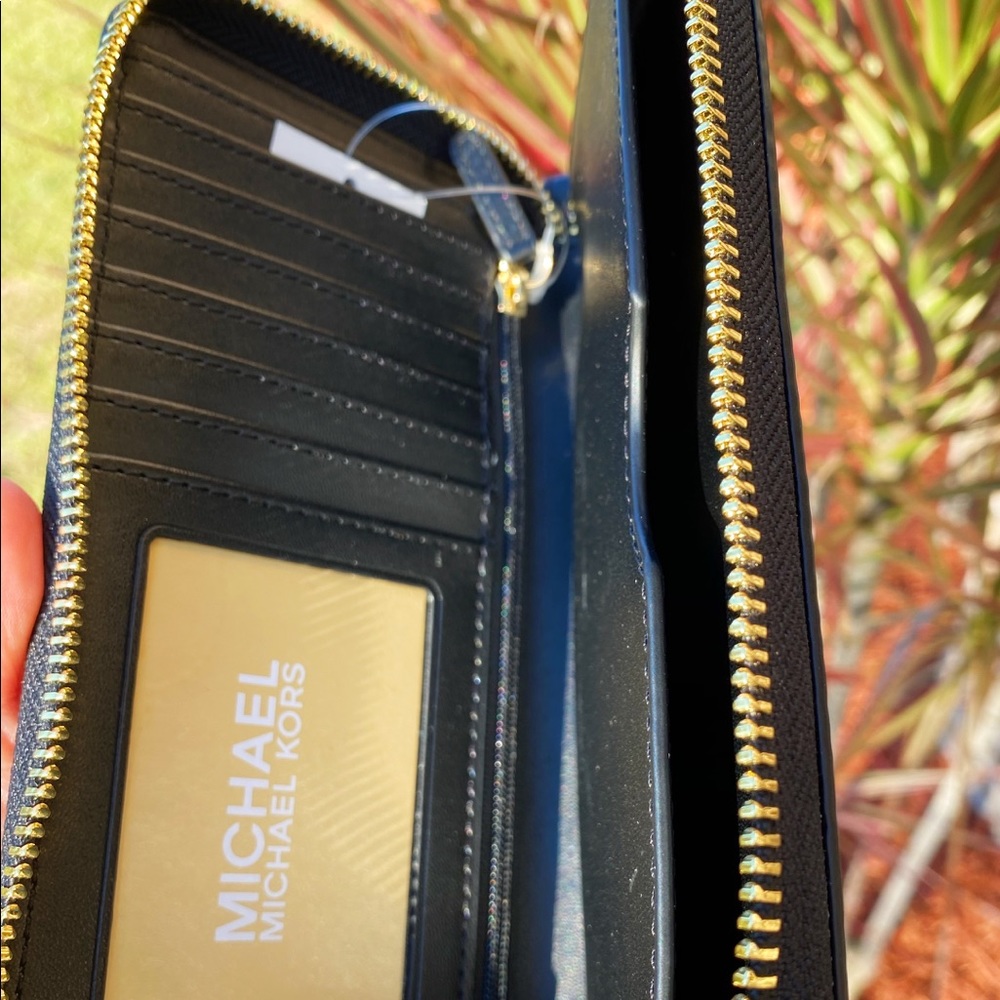 Gabysbags💞NWT Michael Kors phone Wristlet black - Picture 3 of 3